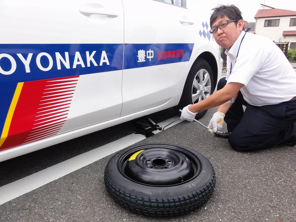 豊中自動車教習所 タイヤ交換